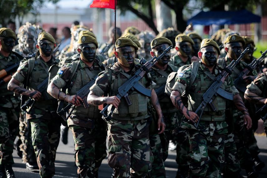 Soldados del Ejército de Nicaragua desfila en el acto de aniversario de la institución militar qye se ha volcado al servicio del dictador sandinista Daniel Ortega.&nbsp;