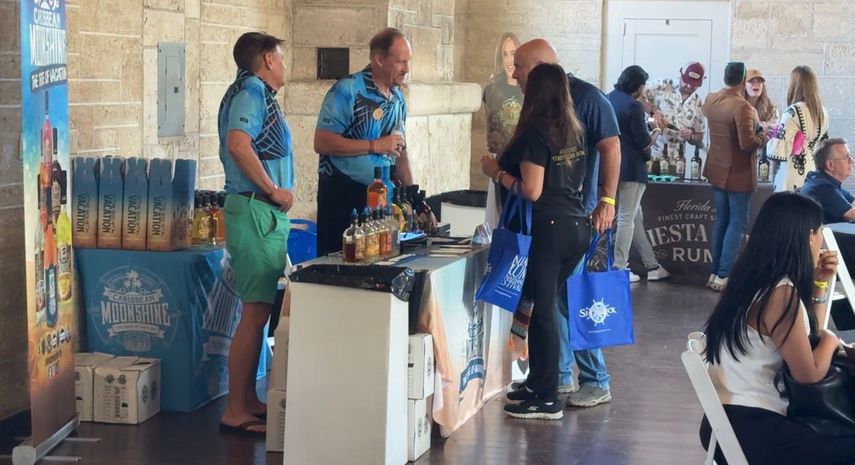 Expositores y visitantes disfrutan de una jornada dedicada al arte y la cultura del ron.