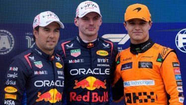 El piloto holandés de Red Bull, Max Verstappen (centro), posa con su compañero de equipo, el mexicano Sergio Pérez (izquierda), y el británico Lando Norris, de McLaren, tras la sesión de calificación para el Gran Premio de Japón de F1, en el circuito de Suzuka, en Suzuka, en el centro de Japón, el 6 de abril de 2024.