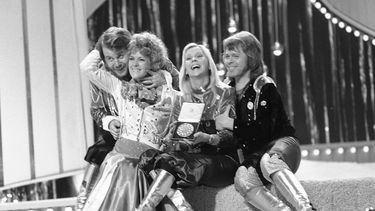 En esta fotografía de archivo del 6 de abril de 1974, el grupo pop sueco ABBA celebra su victoria en el Festival de la Canción de Eurovisión de 1974 con su canción Waterloo.&nbsp;