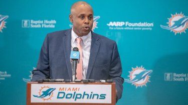 El ex gerente general de los Dolphins de Miami, Chris Grier, habla durante una conferencia de prensa, el 4 de febrero de 2019. El ex gerente general de los Dolphins de Miami, Chris Grier, habla durante una conferencia de prensa, el 4 de febrero de 2019.