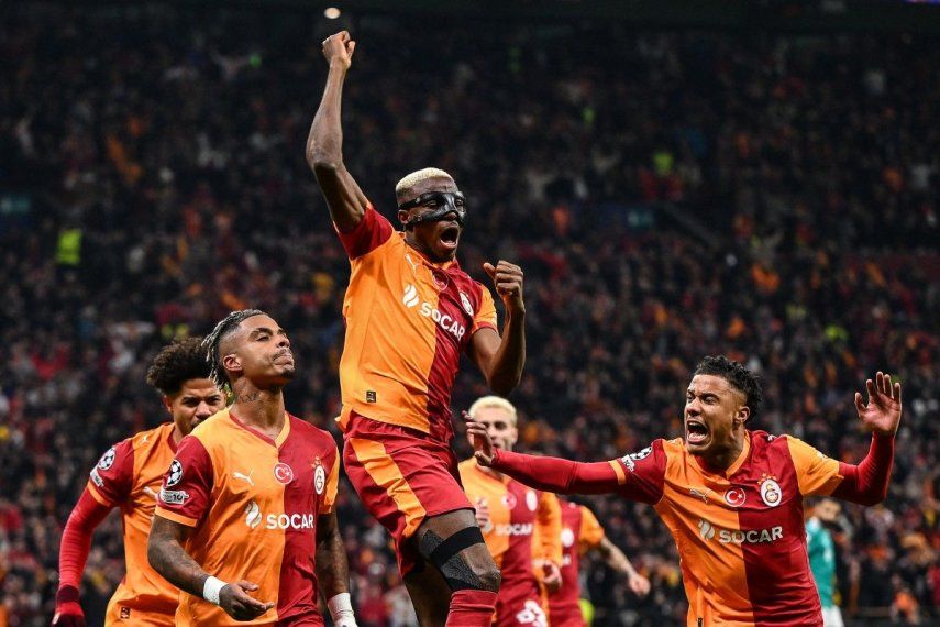 El centrocampista gabonés del Galatasaray, Mario Lemina (izq.), celebra con el delantero nigeriano del Galatasaray, Victor Osimhen (centro), y el defensa senegalés del Galatasaray, Ismail Jakobs, tras marcar el primer gol durante el partido de ida de los octavos de final de la UEFA Champions League entre el Galatasaray SK y el Liverpool FC en el Complejo Deportivo Ali Sami Yen de Estambul el 10 de marzo de 2026.&nbsp;