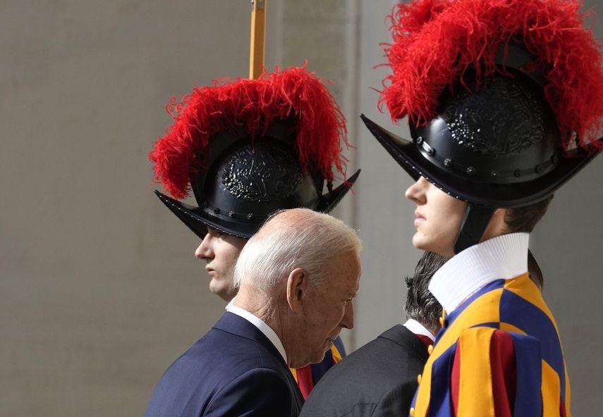 El presidente de Estados Unidos, Joe Biden, pasa junto a dos miembros de la Guardia Suiza a su llegada a una reunión con el papa Francisco en el Vaticano, el 29 de octubre de 2021.&nbsp;