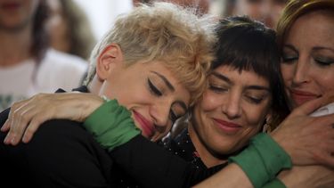 Presunta v&iacute;ctima de acoso sexual y maltrato Anah&iacute; de la Fuente, izquierda, la actriz Jazm&iacute;n Stuart, centro, y Anabel Cherubito se abrazan durante una rueda de prensa en Buenos Aires.
