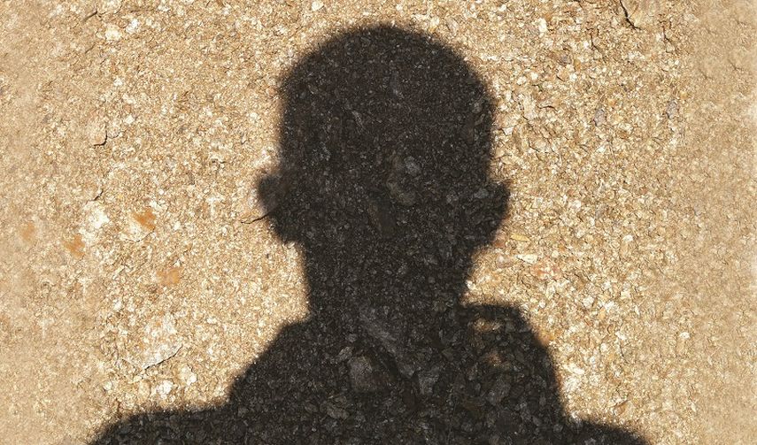 Mario llegó a Texas, junto a sus dos hijas menores y un grupo de amigos, tras pernoctar varios días en México. (ILUSTRACIÓN J.HDEZ.)