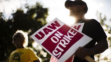 Trabajadores en huelga frente a la f&aacute;brica de General Motors en Langhorne, Pensilvania, el 16 de septiembre del 2019.