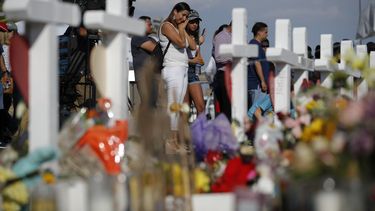 Vecinos de El Paso, en Texas, rinden honor a los fallecidos durante la matanza en la ciudad tejana, el pasado 3 de agosto, en la que 22 personas fueron asesinadas y 24 resultaron heridas.