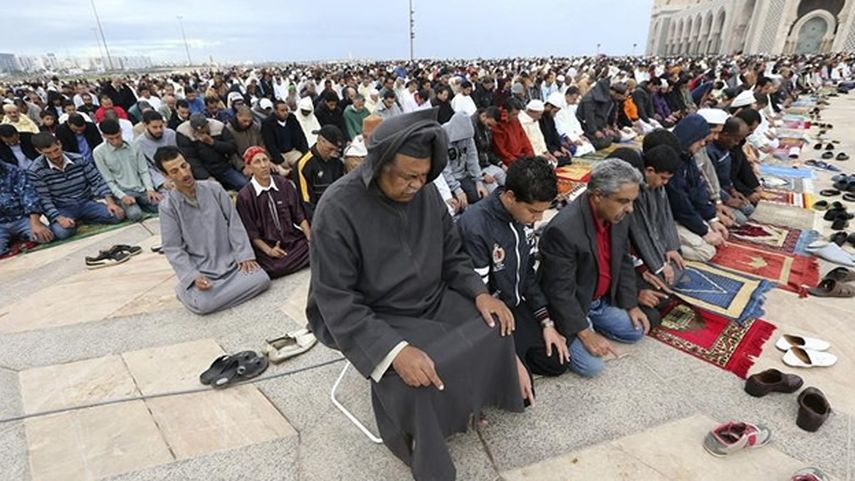 Musulmanes orando durante una celebración de la fiesta del Ramadan, una de las más importantes de la religión (EFE)