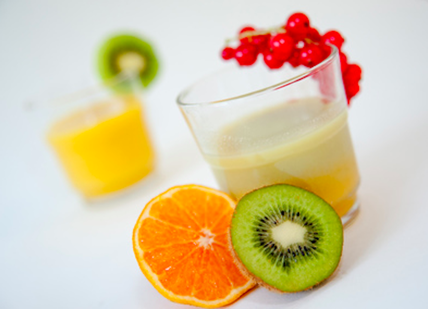 Si no quiere sumar calorías sin sentido, consuma frutas frescas o prepare sus propios jugos.