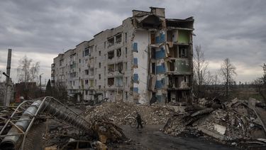 Un hombre camina con una bicicleta junto a un apartamento de apartamentos destruido en la localidad de Borodyanka, Ucrania, el sábado 9 de abril de 2022. Tropas rusas ocuparon la población durante semanas.&nbsp;