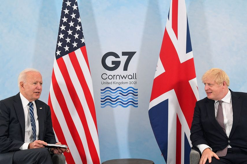 El primer ministro británico, Boris Johnson (derecha) y el presidente estadounidense, Joe Biden, posan antes de una reunión bilateral en Carbis Bay, Cornwall, el 10 de junio de 2021, antes de la cumbre del G7 de tres días que se celebrará del 11 al 13 de junio.&nbsp;&nbsp;