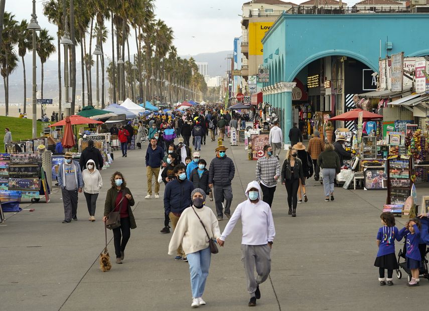 Personas caminan por el malecón de Venice Beach en Los Ángeles, el domingo 27 de diciembre de 2020.&nbsp;