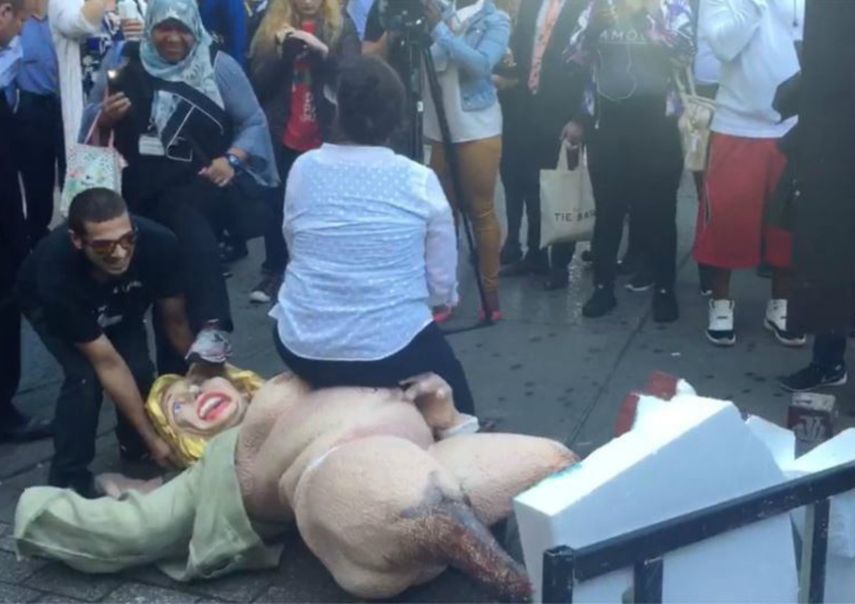 Se desconoce quién colocó la estatua, pero al menos una mujer que pasaba por el lugar intentó derribarla y destruirla, y posteriormente se sentó sobre la estatua