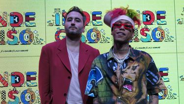 El cantante del trío mexicano Reik Jesús Navarro, izquierda, y el rapero  colombiano Lalo Ebratt, posan durante una mesa redonda en la Ciudad de  México el 23 de agosto de 2019.&nbsp;