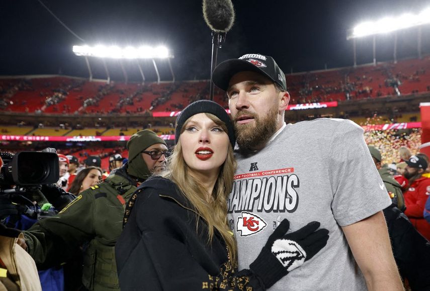 Taylor Swift celebra con Travis Kelce, de los Kansas City Chiefs, tras derrotar a los Buffalo Bills 32-29 en el Juego de Campeonato de la AFC en el GEHA Field del Arrowhead Stadium el 26 de enero de 2025 en Kansas City, Misuri.&nbsp;