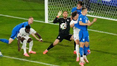 El portero esloveno Jan Oblak, centro, protege la portería durante un partido del Grupo C entre Inglaterra y Eslovenia en la Eurocopa 2024 en Colonia, Alemania, el martes 25 de junio de 2024.&nbsp;