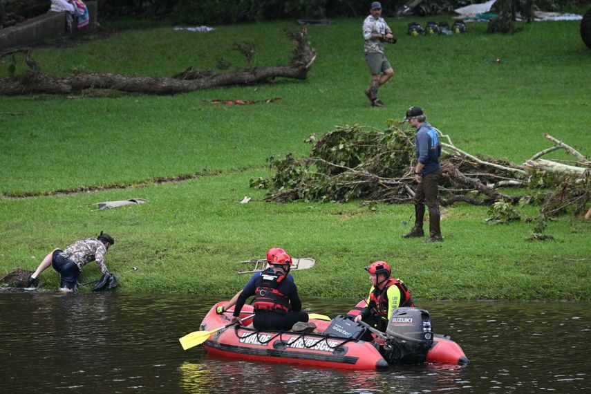 Un equipo de búsqueda y rescate rastrea a lo largo del río Guadalupe cerca de Camp Mystic en Hunt, Texas, el 7 de julio de 2025, en busca de personas desaparecidas tras una fuerte inundación repentina que ocurrió durante el fin de semana del 4 de julio.