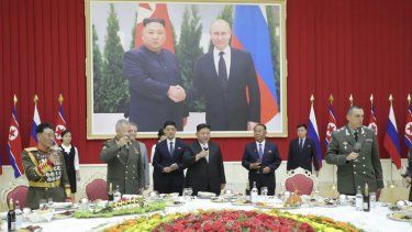 Kim Jong Un, al centro, y el ministro ruso de Defensa, Serguéi Shoigu, centro izquierda, asisten a un banquete en la sede del Partido de los Trabajadores en Pyongyang, Corea del Norte, el 27 de julio de 2023.&nbsp; &nbsp;