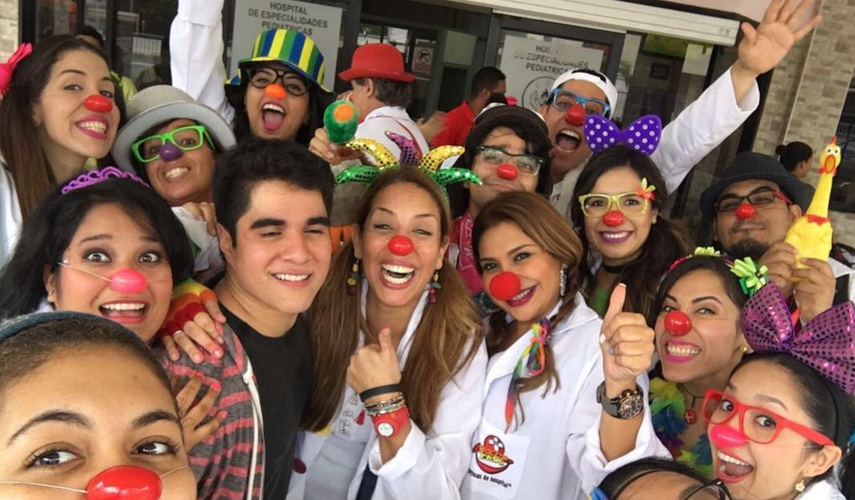 Con su grupo de voluntarios de Doctor Yaso Panamá&nbsp;