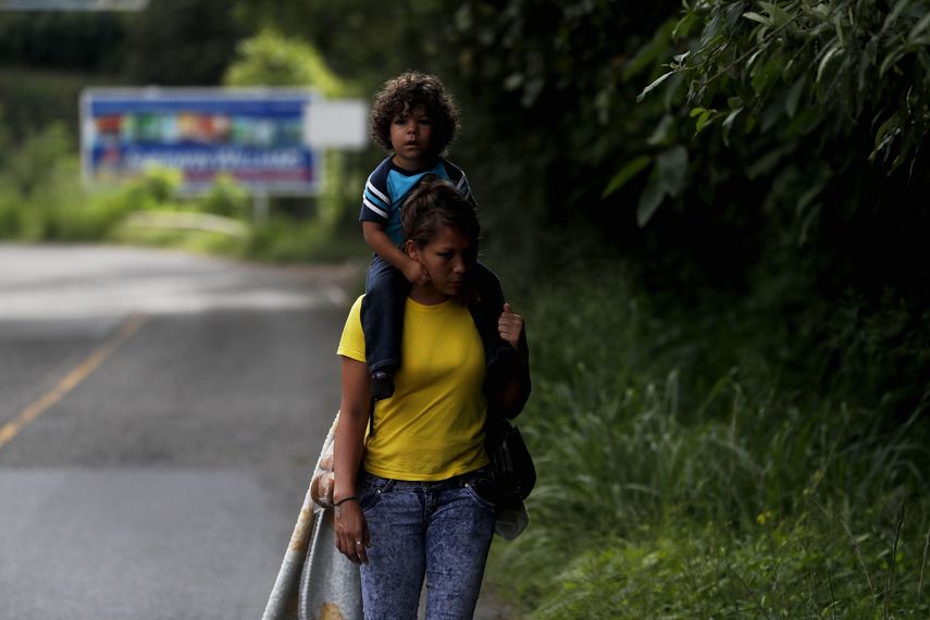 Una madre y su hijo continúan su viaje hacia la frontera entre Guatemala y México, en Esquipulas (Guatemala).