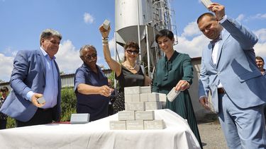 República Checa destruye granja de cerdos construida sobre antiguo campo de concentración