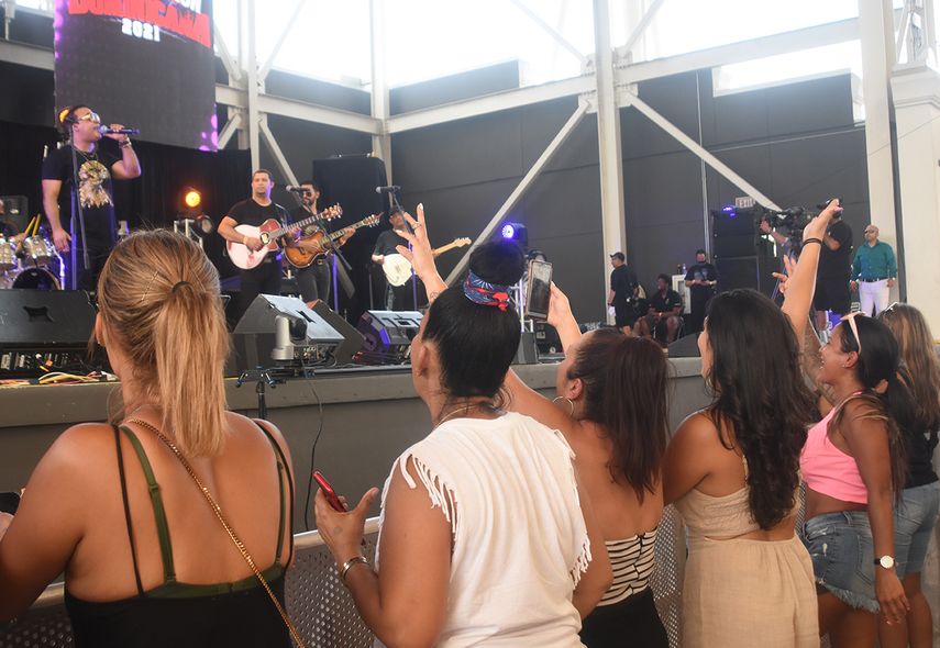 Zacarias Ferreira durante su performance en el tributo al merenguero Johnny Ventura.