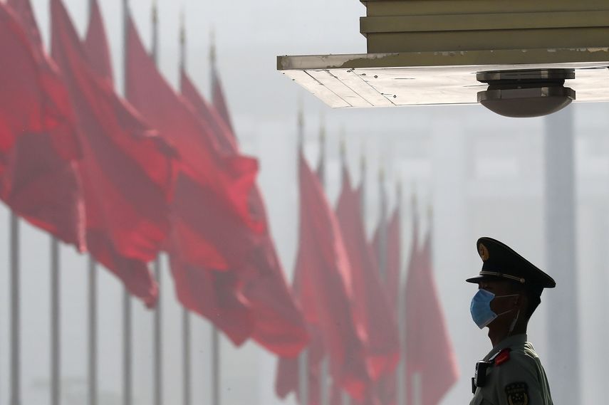 Un miembro de la policía paramilitar china hace guardia cerca de la Plaza de Tiananmen, en Beijing, el 22 de mayo de 2020.