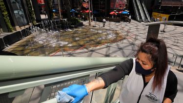 Andrea Casta&ntilde;eda limpia los pasamanos en el paseo Universal CityWalk cerca de Universal City, California, EEUU, el 11 de junio de 2020.