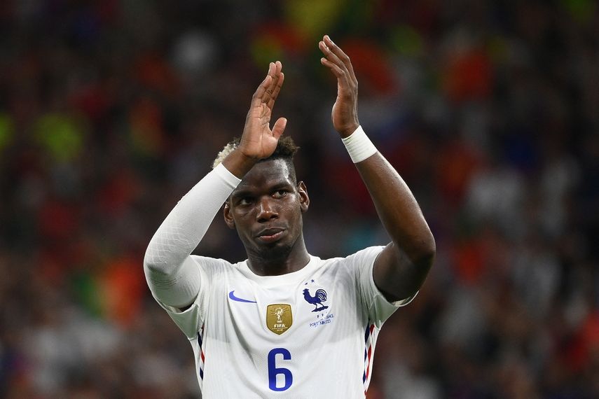 El centrocampista francés Paul Pogba aplaude después del partido de fútbol del Grupo F de la UEFA EURO 2020 entre Portugal y Francia&nbsp;