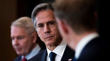 El secretario de Estado Antony Blinken, centro, participa en una conferencia de prensa con el ministro del Exterior de Finlandia, Pekka Haavisto, izquierda, y el ministro del Exterior de Suecia, Tobias Billstrom en el Departamento de Estado en Washington, el jueves 8 de diciembre de 2022.