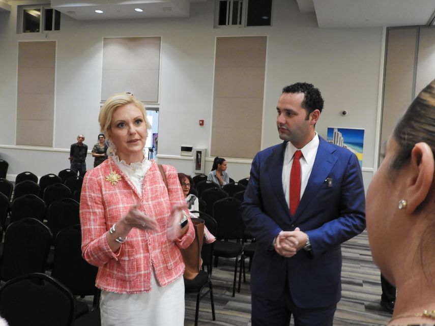 Melody Griggs, secretaria de DBPR conversa con el alcalde de Hialeah Bryan Calvo&nbsp;
