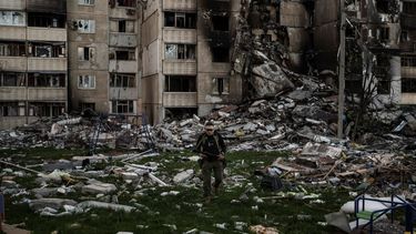 Un militar ucraniano camina entre los escombros de un edificio gravemente dañado por bombardeos rusos el lunes 25 de abril de 2022, en Járkiv, Ucrania