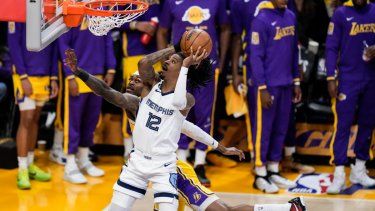 Ja Morant (12) de los Grizzlies de Memphis penetra hacia la canasta en la serie de la primera ronda de los playoffs contra los Lakers de Los Ángeles, el viernes 28 de abril de 2023.