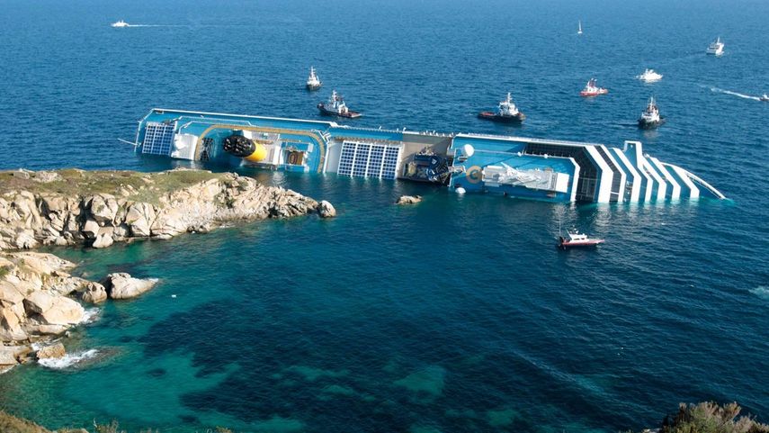Vista del crucero Costa Concordia, tras su naufragio ocurrido el&nbsp;13 de enero de 2012.