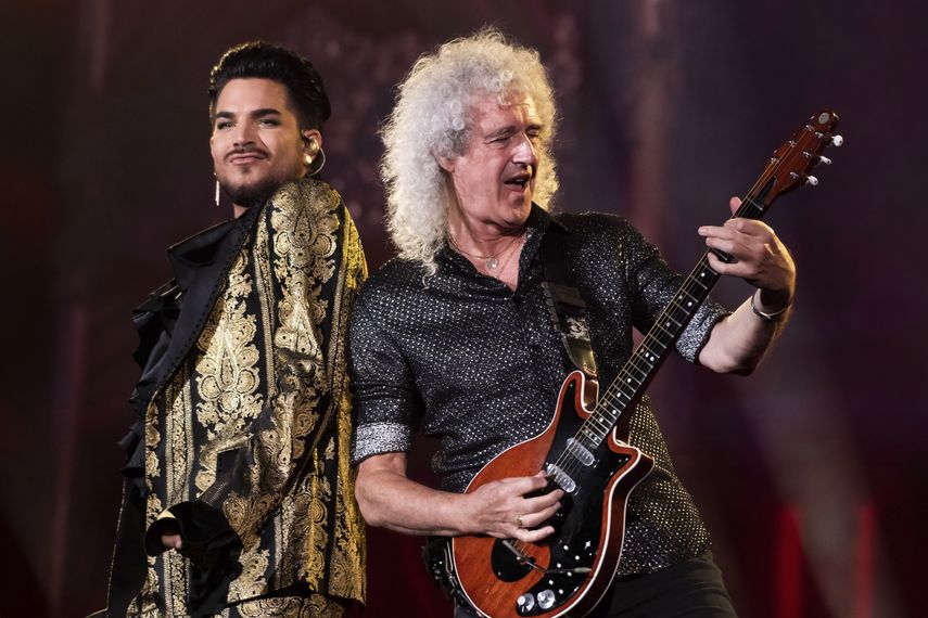 Adam Lambert y Brian May de Queen tocan en el festival Global en Nueva York.