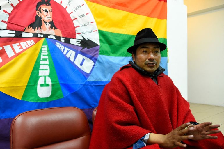 El líder de la Confederación de Nacionalidades Indígenas del Ecuador (CONAIE) Leonidas Iza habla durante una entrevista en el Ágora de la Casa de la Cultura Ecuatoriana, en Quito, el 23 de junio de 2022