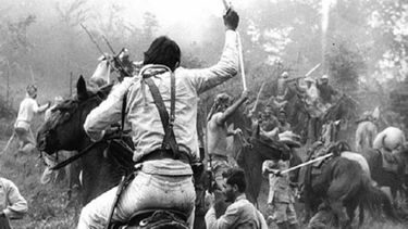 Representación de mambises cubanos cargando al machete.