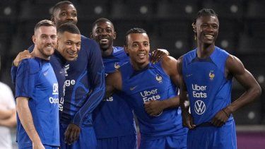 Desde la izquierda, Jordan Veretout, Kylian Mbappé, Marcus Thuram, Ousmane Dembélé, Jules Kounde, y Eduardo Camavinga durante un entrenamiento de la selección de Francia en el Mundial, el viernes 16 de diciembre de 2022, en Doha, Catar.