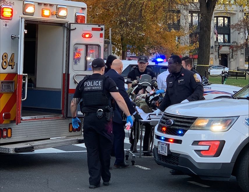 Un hombre no identificado con uniforme militar yace en una camilla y es trasladado en una ambulancia el 26 de noviembre de 2025 en el centro de Washington, DC.