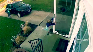 una nina sale volando por una rafaga de viento