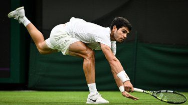 El español Carlos Alcaraz durante su partido de tenis individual masculino en el segundo día del Campeonato de Wimbledon 2023.  