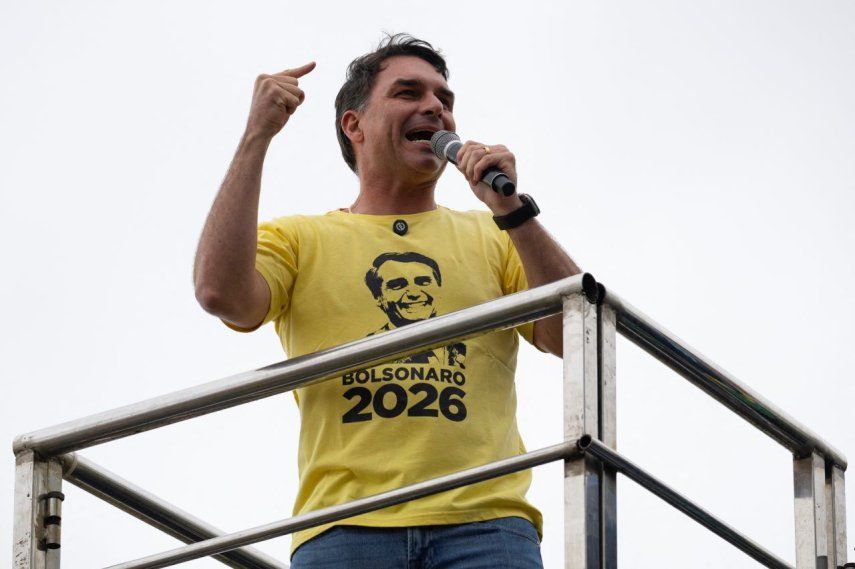 El senador brasileño Flavio Bolsonaro, hijo del expresidente de Brasil (2019-2022) Jair Bolsonaro, pronuncia un discurso en una manifestación durante el Día de la Independencia, en la playa de Copacabana en Río de Janeiro, Brasil, el 7 de septiembre de 2025.