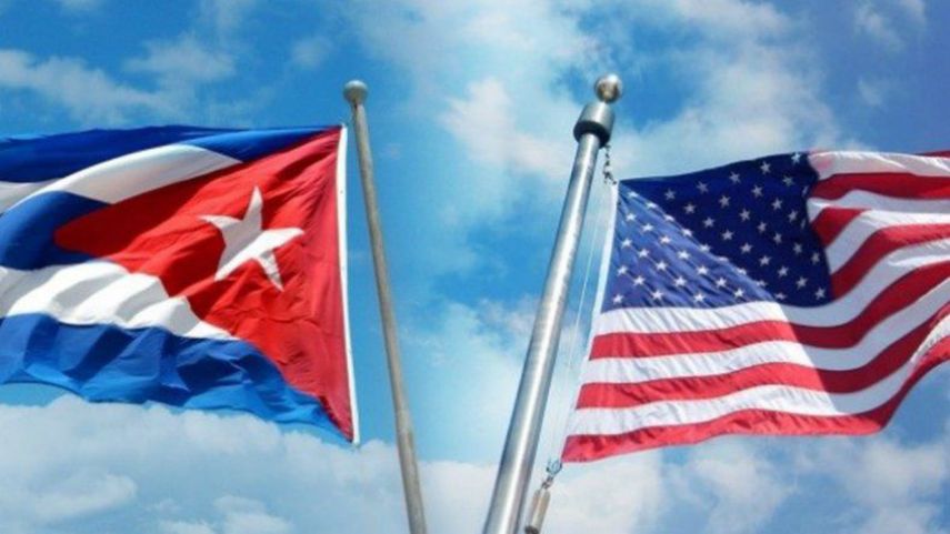 Imagen referencial de las banderas de Cuba (izq) y EEUU (der).