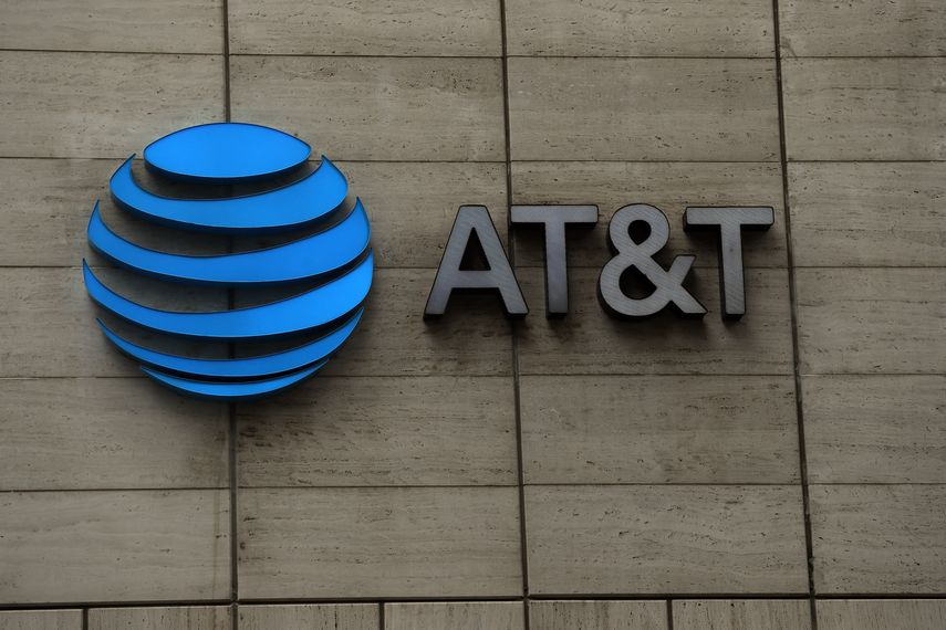 En esta foto de archivo, el logotipo de AT&T se ve fuera de la sede corporativa de AT&T el 13 de marzo de 2020 en Dallas, Texas. La firma estadounidense de telecomunicaciones AT&T anunció el 17 de mayo de 2021 una fusión entre su unidad WarnerMedia, propietaria de CNN y HBO, y Discovery Media.