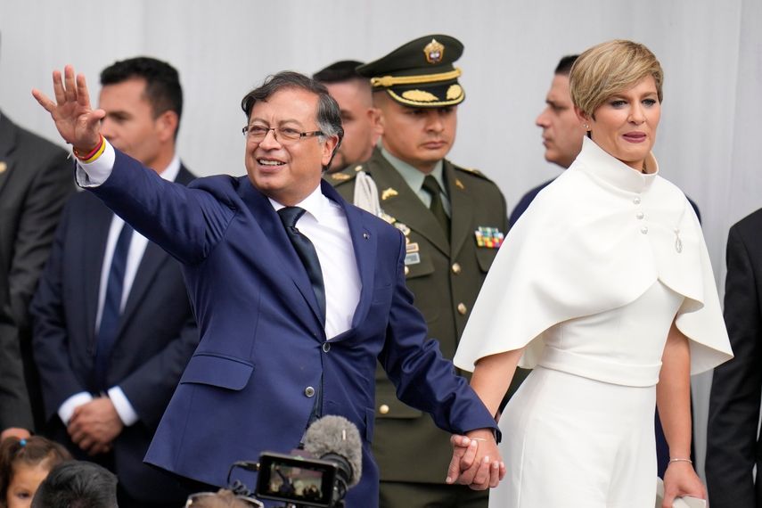 Fiscalía. El presidente Gustavo Petro, con su esposa Verónica Alcocer en la ceremonia de juramentación en Bogotá, Colombia, el domingo 7 de agosto de 2022.
