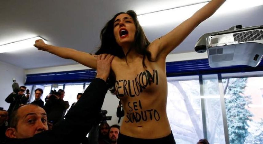 Una de las imágenes del día la ha protagonizado Berlusconi cuando se disponía a votar en un colegio de Milán y fue sorprendido por una activista del grupo Femen, que se ha subido a la mesa electoral sin camiseta y le ha gritado Berlusconi, tu tiempo ha acabado.