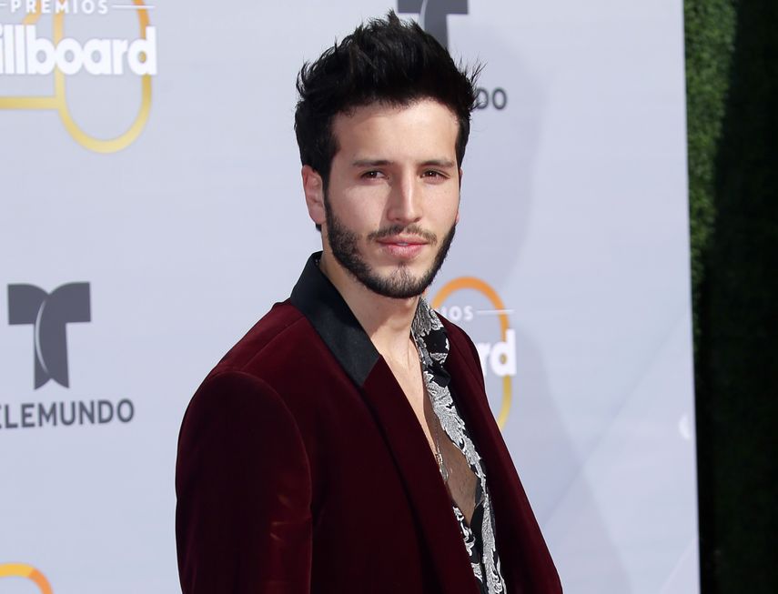 En esta fotografía del 26 de abril de 2018, Sebastián Yatra llega a los Billboard Latin Music Awards en Las Vegas.&nbsp;