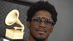 El rapero brit&aacute;nico Labrinth llega a la 62a entrega anual de los Grammy en el Staples Center el domingo 26 de enero de 2020 en Los Angeles