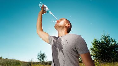 Hay que beber agua con más frecuencia para evitar la deshidratación.