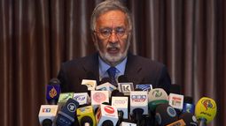 El candidato presidencial afgano Zalmai Rassoul en una conferencia de prensa en Kabul, Afganistán, el domingo 6 de abril del 2014. (AP)